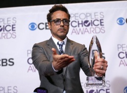 Con su peculiar estilo Robert Downey Jr. celebra su premio